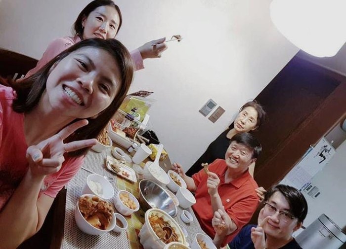 Gaya Keren Greysia Polii Saat Hangout dan Makan Enak di Luar Lapangan