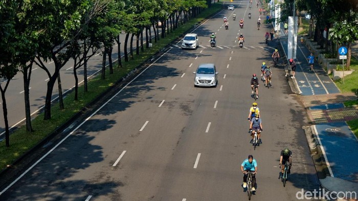 Minggu pagi kerap dimanfaatkan warga untuk berolahraga. Meski di tengah pemberlakuan PPKM level 4, tak sedikit warga yang tetap berolahraga di  akhir pekan.