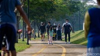 Sebagian besar warga mengenakan masker saat beraktivitas, baik sekedar jalan santai maupun bersepeda dan gowes dalam kelompok kecil.