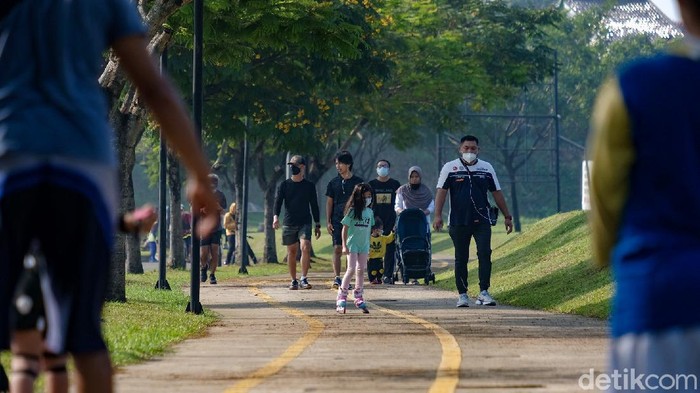Geliat Aktivitas Warga Tangsel Berolahraga di Saat PPKM Minggu pagi kerap dimanfaatkan warga untuk berolahraga. Meski di tengah pemberlakuan PPKM level 4, tak sedikit warga yang tetap berolahraga di akhir pekan.