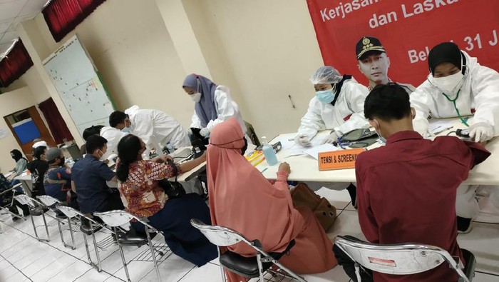 Guna menangani pandemi, berbagai cara dilakukan secara bersama-sama. Seperti ini salah satu upaya vaksinasi yang dilakukan dengan gotong royong.