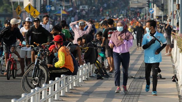 Jembatan Suroboyo yang merupakan salah satu ikon Kota Surabaya ramai di akhir pekan. Warga ramai-ramai datang ke sana untuk berolahraga di Minggu pagi.