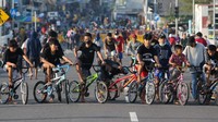 Tak sedikit warga yang datang ke sana untuk bersepeda maupun sekadar menikmati pemandangan pantai.