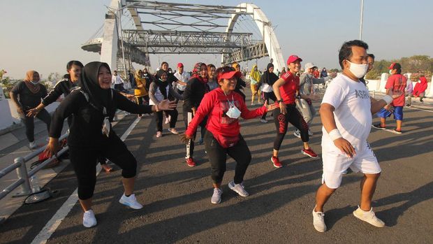 Jembatan Suroboyo yang merupakan salah satu ikon Kota Surabaya ramai di akhir pekan. Warga ramai-ramai datang ke sana untuk berolahraga di Minggu pagi.