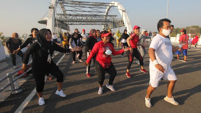 Jadi Lokasi Olahraga, Jembatan Suroboyo Ramai di Akhir Pekan Jembatan Suroboyo yang merupakan salah satu ikon Kota Surabaya ramai di akhir pekan. Warga ramai-ramai datang ke sana untuk berolahraga di Minggu pagi.