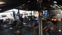 Turunnya permukaan tanah Jakarta juga dipercepat oleh urbanisasi, perubahan fungsi lahan, dan pertumbuhan penduduk yang sangat cepat. Menyempit atau tersumbatnya saluran sungai dan kanal oleh sedimen dan sampah juga turut mempercepat penurunan tanah Jakarta. Faktor lainnya yang mempercepat tenggelamnya Jakarta adalah reklamasi.
