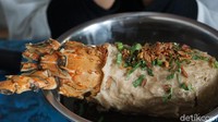 pembeli bakso klenger seharga Rp 2 juta, dari Gubuk - Grobogan, dan Ambarawa - Salatiga. Ia mengaku adanya pemberlakuan pembatasan kegiatan masyarakat (PPKM) sejak 3 Juli 2021 lalu, membuat omset hariannya turun. Foto: Mochamad Saifudin