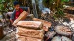 Melihat Pengolahan Sagu Secara Tradisional di Maluku