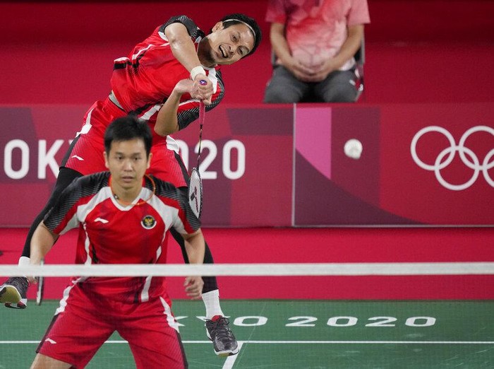 Mohammad Ahsan and Hendra Setiawan of Indonesia compete against Malaysias Aaron Chia and Wooi Yik Soh during mens doubles Badminton match at the 2020 Summer Olympics, Monday, July 26, 2021, in Tokyo, Japan. (AP Photo/Dita Alangkara)