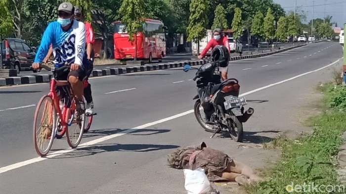 Momen Evakuasi Gelandangan Korban Tabrak Lari di Jalan Yogya-Solo Seorang nenek tanpa identitas yang diduga gelandangan dievakuasi di tepi jalan Yogya-Solo. Nenek itu diduga menjadi korban tabrak lari.
