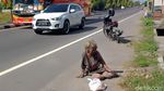 Momen Evakuasi Gelandangan Korban Tabrak Lari di Jalan Yogya-Solo