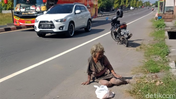 Momen Evakuasi Gelandangan Korban Tabrak Lari di Jalan Yogya-Solo Seorang nenek tanpa identitas yang diduga gelandangan dievakuasi di tepi jalan Yogya-Solo. Nenek itu diduga menjadi korban tabrak lari.