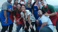 Ini momen kebersamaan Olivia bersama chef Renatta Moeloek dan teman-teman di MasterChef Indonesia Season 8. Foto: Instagram @olivia.mci8
