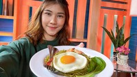 Pada akun Instagram miliknya, Olivia membagikan fotonya saat menikmati seporsi mie instan. Mie instan itu menggunakan topping telur mata sapi dan udang. Foto: Instagram @olivia.mci8