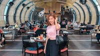 Olivia juga sering mengunjungi restoran untuk menikmati makanan enak. Ini salah satu momennya di sebuah restoran yang pemandangannya indah. Foto: Instagram @olivia.mci8