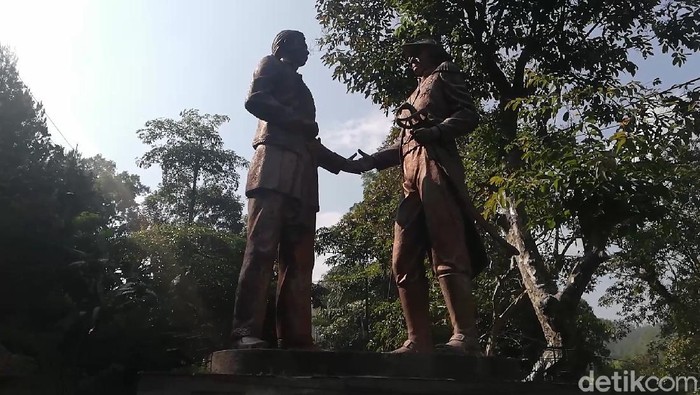 Patung Deandels di Jalan Cadas Pangeran, Sumedang