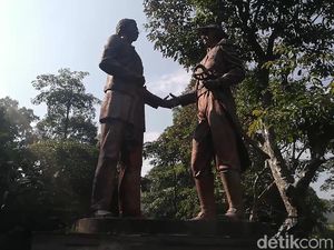 Gubernur Jendral Daendels Berdiri Tegak di Jalan Cadas Pangeran