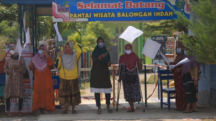 Pedagang-pengelola wisata Pantai Balongan Indramayu kibarkan bendera putih.