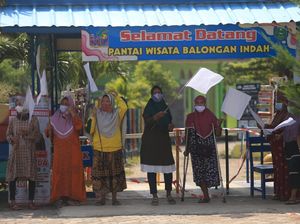 Dihantam PPKM, Pengelola-Pedagang Pantai Balongan Kibarkan Bendera Putih