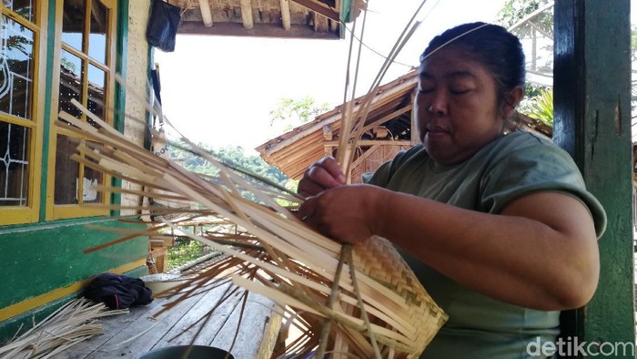 Pengrajin Boboko di Sumedang.