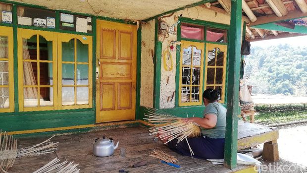 Pengrajin Boboko di Sumedang.