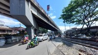 Merujuk berbagai sumber kereta api yang berhenti di Stasiun Cimindi untuk kemudian melintasi perlintasan ekstrem tersebut yakni kereta ekonomi Bandung Raya saja dengan tujuan Cimindi-Padalarang, Cimindi-Bandung, Cimindi-Cicalengka, Cimindi-Kiaracondong.