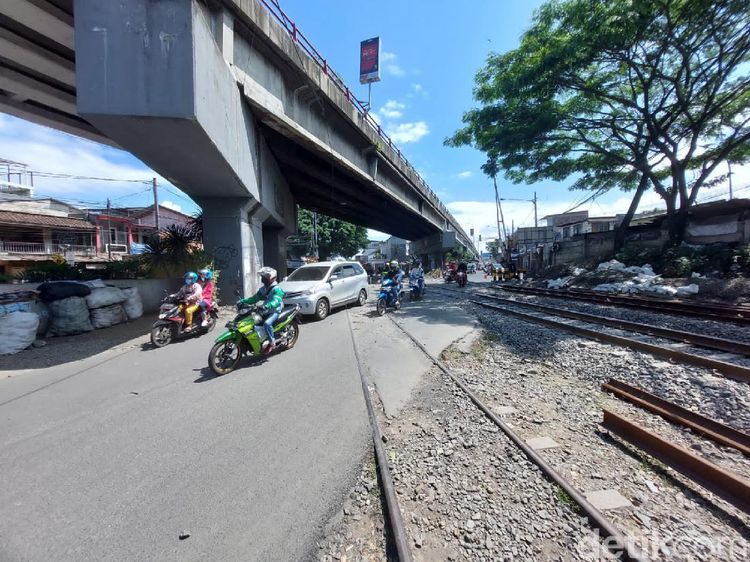 Potret Perlintasan Kereta Cimindi, Tempat Anthony Ginting Berlatih