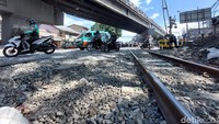 Perlintasan kereta api yang secara administratif masuk ke wilayah Kota Bandung itu memang memiliki cerita tersendiri lantaran tak jarang membuat pengendara roda dua yang melintasinya terpeleset. Hal itu akibat perlintasannya yang melintang sehingga cukup sulit untuk dilalui terlebih usai turun hujan.
