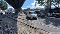 Dalam candaannya, netizen mengaitkan ketangkasan Anthony di tengah lapangan berkat berlatih di perlintasan kereta Cimindi, yang ada di tempat kelahiran Anthony.