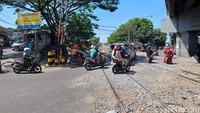 Pada tahun 2017 silam, perlintasan kereta api yang menghubungkan Bandung Barat, Cimahi, dan Kota Bandung itu sejatinya akan ditutup. Namun setelah ujicoba selama beberapa pekan penutupan urung dilakukan karena mendapatkan penolakan dari pengendara angkutan kota dan pedagang.
