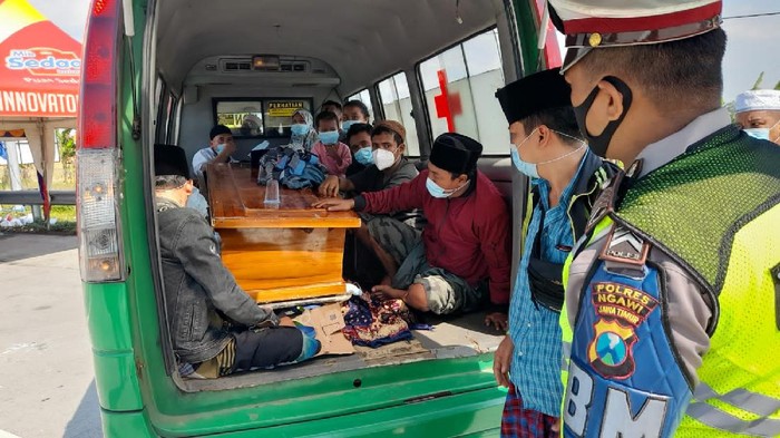 polisi hentikan ambulans isi 15 orang di exit tol ngawi