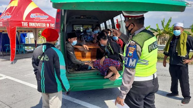 polisi hentikan ambulans isi 15 orang di exit tol ngawi