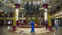 Petugas membersihkan area eks Hotel Soechi untuk tempat isolasi mandiri pasien COVID-19 di Medan, Sumatera Utara, Minggu (1/8/2021). 