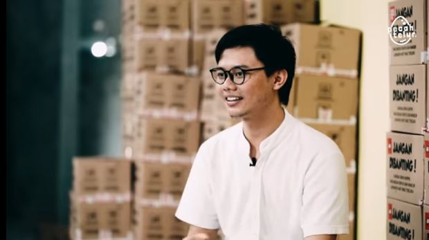 Punya Utang Rp 1,3 M di Usia 17 Tahun, Pria Ini Kini Sukses Bisnis Keripik