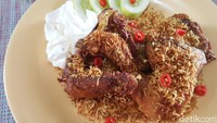 Teman makan nasi hangat yang enak adalah ayam serundeng kelapa. Ayamnya berbumbu meresap dengan paduan serundeng kalapa yang renyah wangi. Ikuti petunjuk resep ini untuk membuatnya. Foto: detikfood/odilia