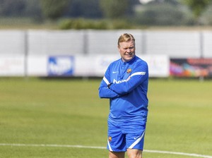 Van Gaal Bela Koeman dari Kritik di Tengah Kesulitan Barcelona