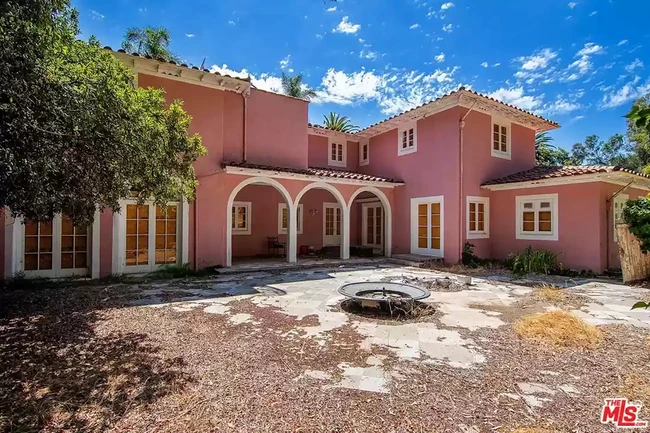 Meskipun ditumbuhi rumput hijau dan pohon-pohon, rumah tampak gersang, karena hanya dirawat seadanya. Tampak dahan dan ranting kering berjatuhan tak dibersihkan dan beberapa tanaman rambat ‘menghiasi’ dinding rumah. Foto: Dok. Realtor