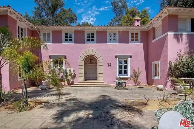 Bangunan yang didominasi warna pink ini menempati lahan seluas lebih dari 2 hektar. Di dalamnya terdapat fasilitas tujuh kamar tidur dan lima kamar mandi. Foto: Dok. Realtor