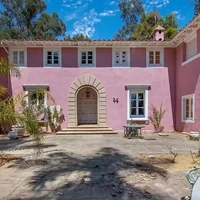 Bangunan yang didominasi warna pink ini menempati lahan seluas lebih dari 2 hektar. Di dalamnya terdapat fasilitas tujuh kamar tidur dan lima kamar mandi. Foto: Dok. Realtor