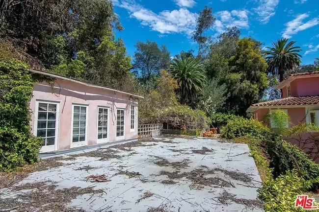 Ibrahim pernah menempati rumah tersebut bersama mantan istrinya, seorang sosialita Christina Hartunian Sinay. Saat masih dihuni, ia mempekerjakan sejumlah staf rumah tangga seperti tukang kebun, asisten rumah tangga, beberapa supir dan pengawal pribadi. Foto: Dok. Realtor