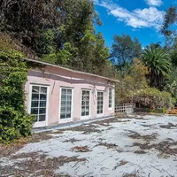 Ibrahim pernah menempati rumah tersebut bersama mantan istrinya, seorang sosialita Christina Hartunian Sinay. Saat masih dihuni, ia mempekerjakan sejumlah staf rumah tangga seperti tukang kebun, asisten rumah tangga, beberapa supir dan pengawal pribadi. Foto: Dok. Realtor