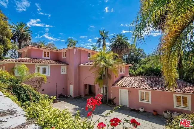 Kini rumah yang sempat terbengkalai itu dijual seharga USD 28 juta atau sekira Rp 404 miliar. Foto: Dok. Realtor