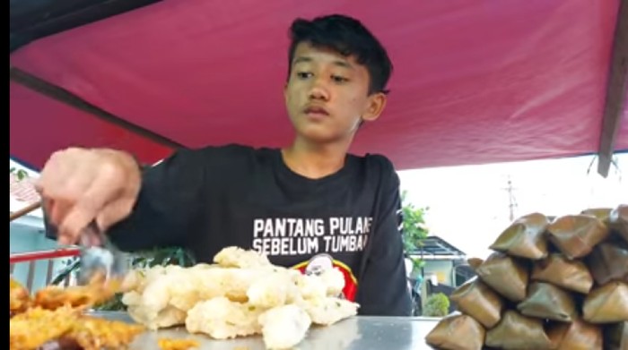 Salut! Bocah 15 Tahun Ini Jualan Gorengan Demi Biayai Hidup