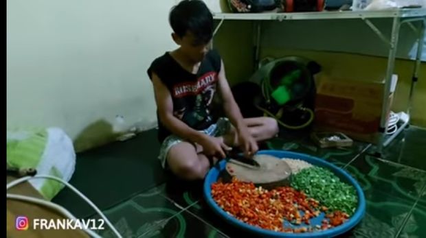 Salut! Bocah 15 Tahun Ini Jualan Gorengan Demi Biayai Hidup