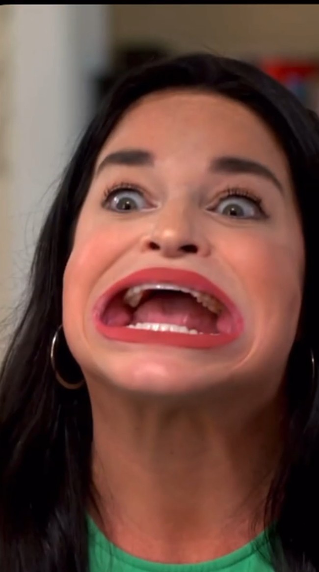 Kenalan dengan Samantha Ramsdell yang dinobatkan sebagai wanita pemilik bibir terbesar di dunia. Samantha memecahkan rekor dari Guinness World Record. Ia bisa melebarkan mulutnya mencapai 9,25 cm. Foto: dok. Instagram