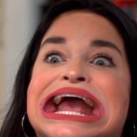 Kenalan dengan Samantha Ramsdell yang dinobatkan sebagai wanita pemilik bibir terbesar di dunia. Samantha memecahkan rekor dari Guinness World Record. Ia bisa melebarkan mulutnya mencapai 9,25 cm. Foto: dok. Instagram