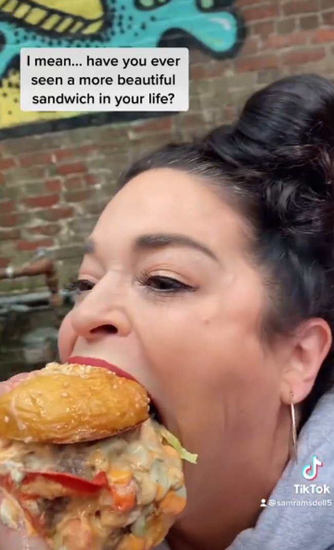 Di media sosial TikTok dan Instagram, Samantha kerap menunjukkan kebolehannya dalam menyantap makanan. Dia bisa menyantap burger yang sangat besar dan tinggi. Foto: dok. Instagram