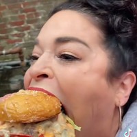 Di media sosial TikTok dan Instagram, Samantha kerap menunjukkan kebolehannya dalam menyantap makanan. Dia bisa menyantap burger yang sangat besar dan tinggi. Foto: dok. Instagram