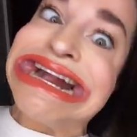 Meski begitu, untuk mencapat kepercayaan diri seperti sekarang butuh proses panjang. Wanita asal Connecticut, AS itu mengaku dulunya insecure dengan mulut besarnya. Foto: dok. Instagram