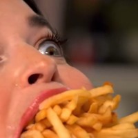 Wanita 31 tahun itu pun bisa makan kentang sekaligus banyak. Foto: dok. Instagram